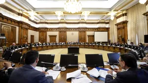 Linie dreaptă pentru revizuirea Constituţiei | Camera Deputaţilor a adoptat modificarea Legii referendumului, necesară pentru aprobarea proiectului de redefinire a familiei/ Dragnea: Mă interesează ca românii să decidă, nu altcineva