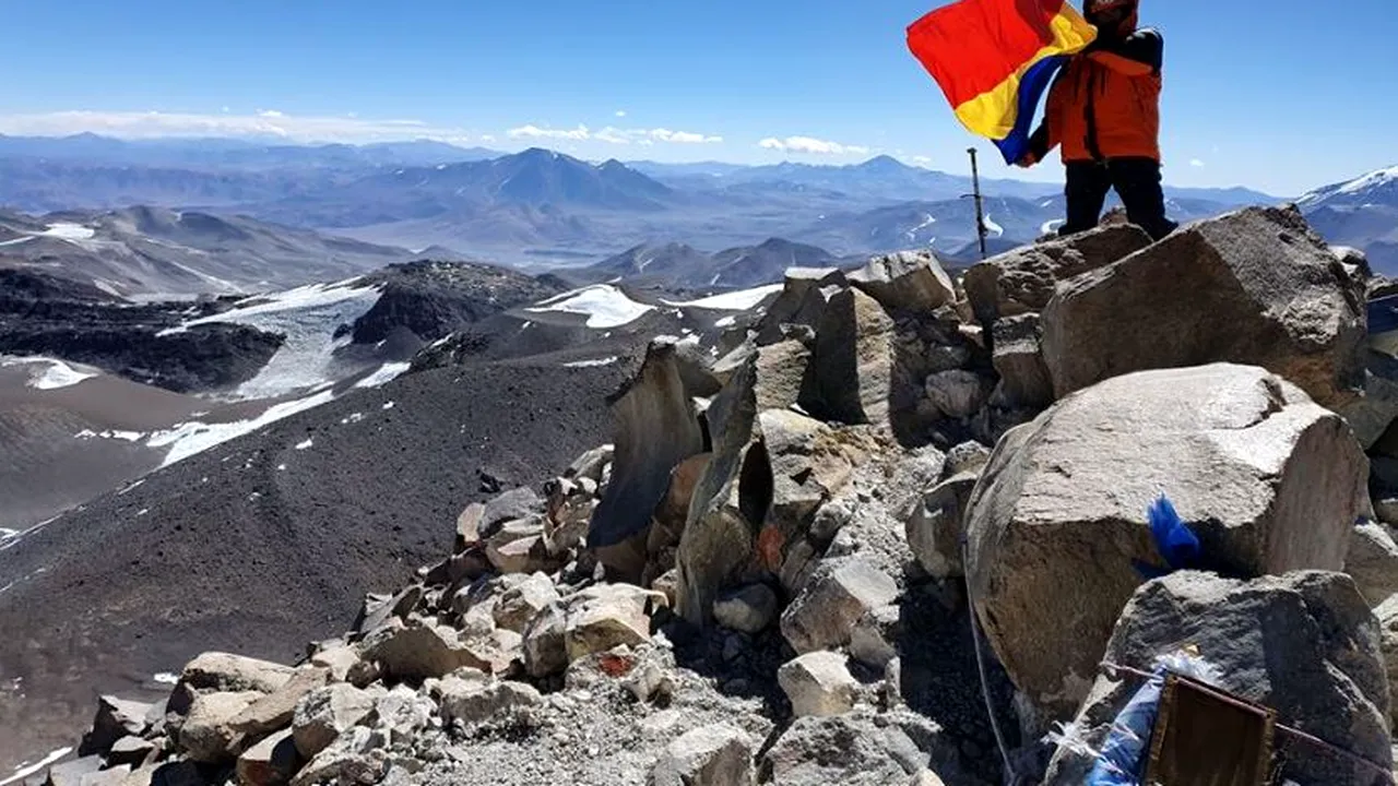 Expediţie inedită: Cinci alpinişti români au atins vârful celui mai înalt vulcan din lume. FOTO