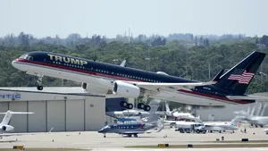 Trump merge la New York, unde marţi este aşteptat în instanţă pentru a i se prezenta acuzaţiile