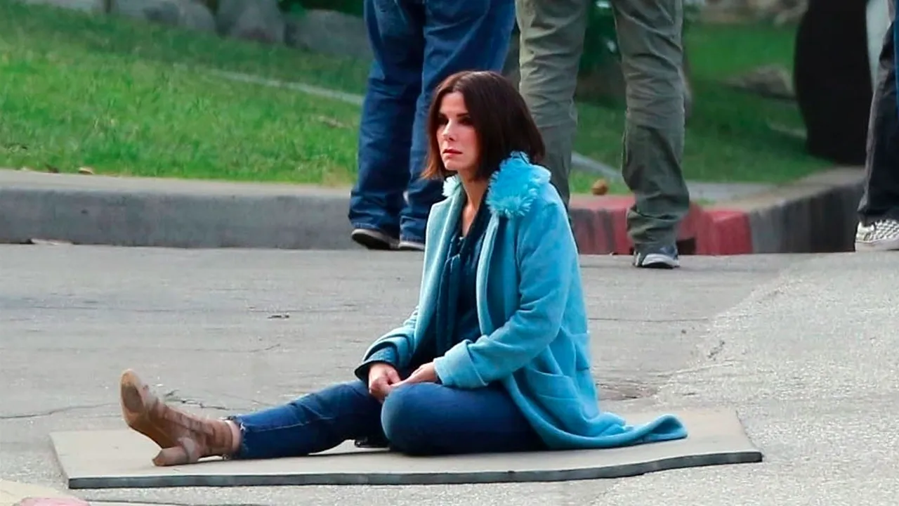 Bărbatul condamnat pentru că a hărţuit-o pe Sandra Bullock, găsit mort după ce poliţiştii au încercat cinci ore să-l convingă să iasă din propria casă