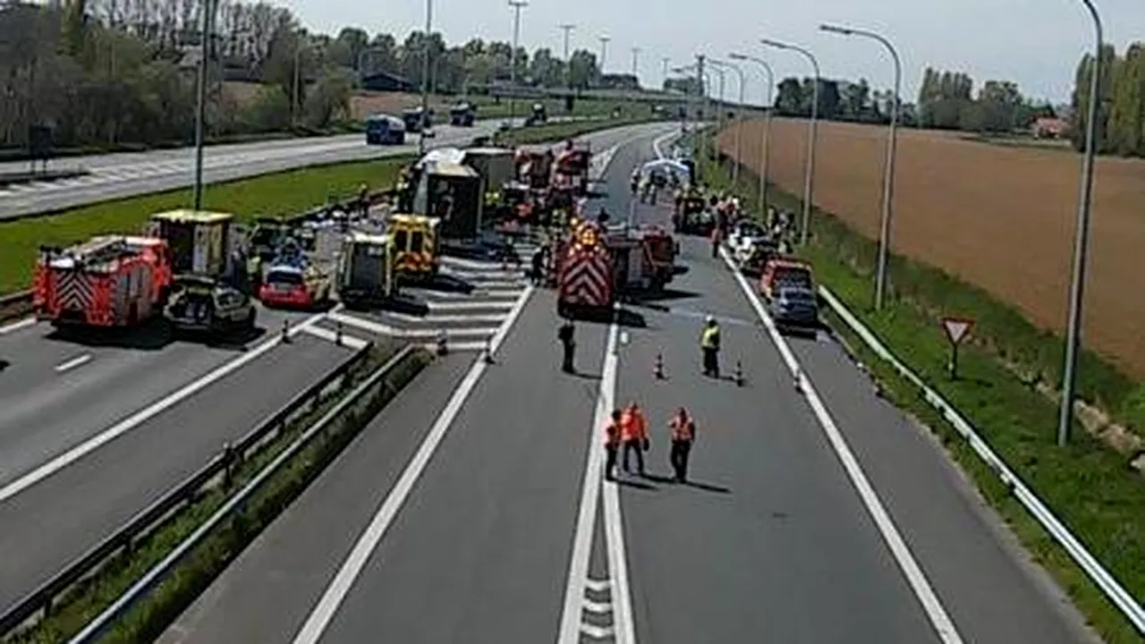 Un mort şi zeci de răniţi într-un accident între un autocar şi două camioane, în Belgia