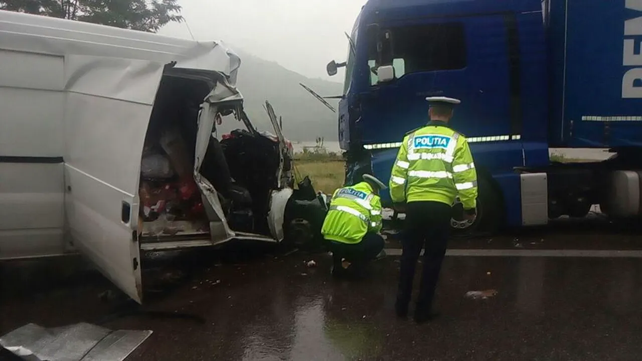 FOTO | ACCIDENT GRAV pe Valea Oltului. Trei persoane au murit. Circulaţia pe DN 7, reluată/ Două tinere din Pakistan, printre victime