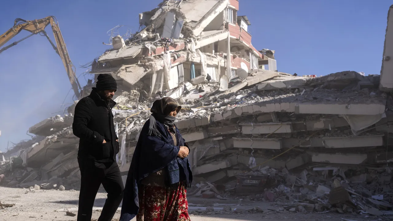Cutremurele din Turcia şi Siria, ziua a 4-a: Sunt peste 20.000 de victime / Echipe de salvare din 53 de ţări lucrează în Turcia / Românii au salvat un tânăr / Copil găsit în viaţă după 80 de ore / Curg donaţiile: un milion de euro de la Biontech, un salariu de la şefa Taiwanului 