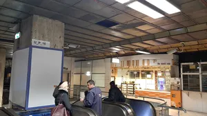 VIDEO. Incident grav la metrou: O persoană a fost rănită, după ce un geam din tavan i-a căzut în cap. Reacţia Metrorex