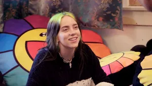 Billie Eilish ar urma să devină cel mai tânăr artist care înregistrează tema unui film cu James Bond