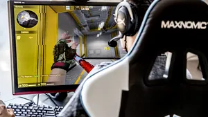 Din scaunul de gamer, în uniforma militară