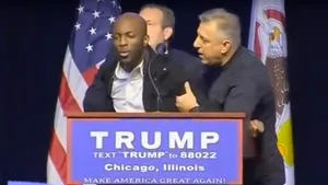 Un miting al lui Trump în Chicago, amânat din pricina unor proteste violente. Mai multe persoane au fost arestate. Reacţia miliardarului la manifestaţii - VIDEO