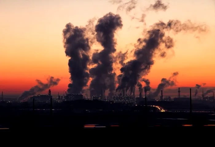 ECONOMIC Piața petrolului în alertă după noile atacuri din Orientul Mijlociu. Ce urmează pentru prețul carburanților
