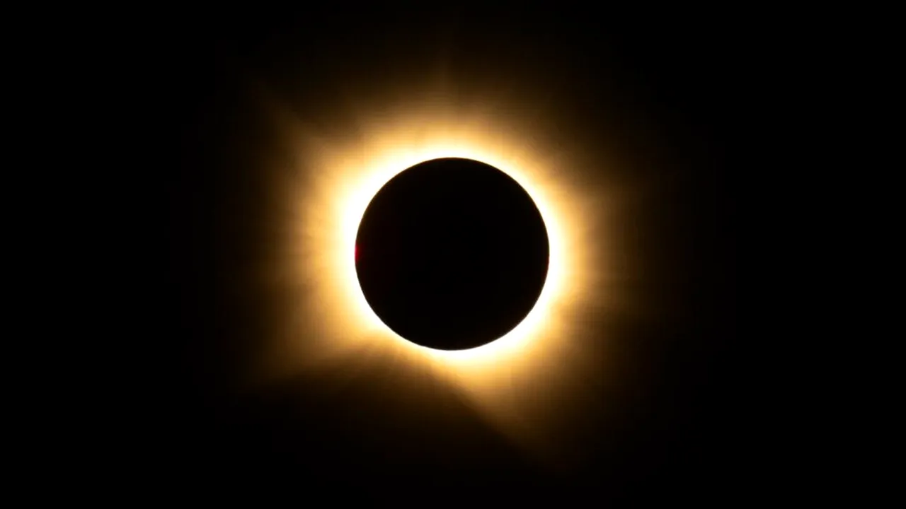 Milioane de oameni au privit spre cer: cum s-a văzut eclipsa de Soare în Europa