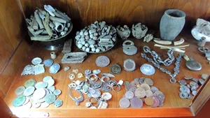 Peste 1.200 de obiecte arheologice, din care jumătate monede, găsite după percheziţii în Constanţa - FOTO