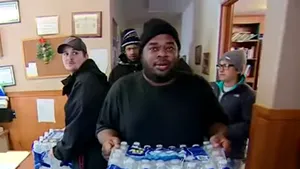 Sean Combs, Mark Wahlberg, Eminem şi Wiz Khalifa au donat un milion de sticle cu apă pentru locuitorii oraşului Flint - VIDEO
