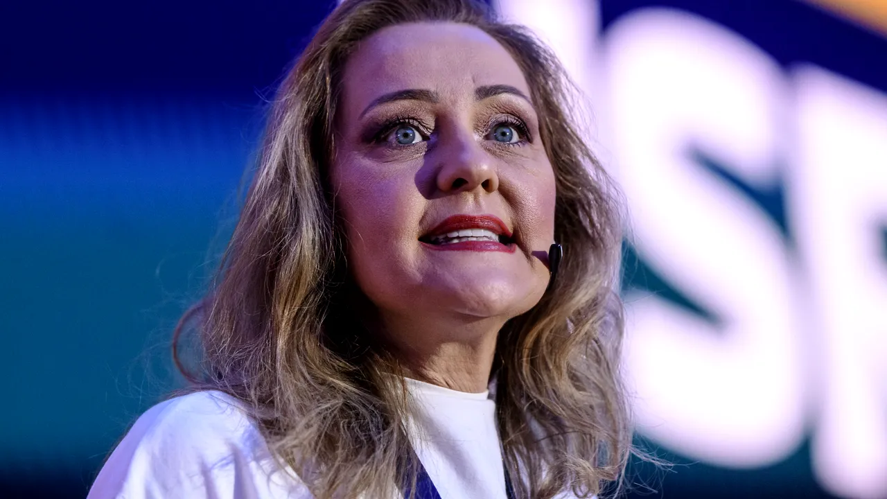 Elena Lasconi vrea sprijinul liberalilor la alegerile prezidenţiale: pe Ciucă nu poţi să îl dezlipeşti din poză de Ciolacu