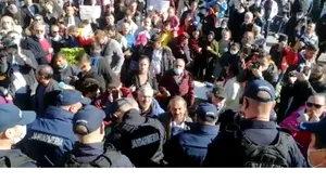 VIDEO Huiduieli şi îmbrânceli de hramul Sfintei Parascheva, la Iaşi. Sărbătoarea, cu nimic diferită faţă de alţi ani. Oamenii au strigat: 