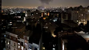 Poliția israeliană îndeamnă oamenii să se adăpostească de zonele lovite de rachetele iraniene