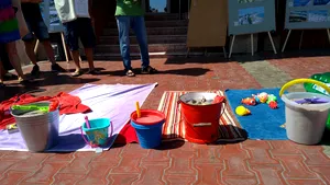 „Bine aţi venit la Marea Albă de plastic”. Protest faţă de sufocarea plajelor cu şezlonguri, la Constanţa | FOTO