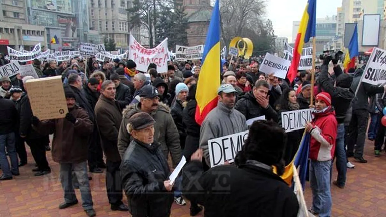 A NOUA ZI DE PROTESTE ÎN ŢARĂ: 2.000 de manifestanţi, în 16 localităţi