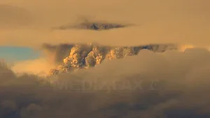 Erupţia vulcanului Puyehue, din Chile: Coloană de gaze de 10 km şi peste 10 cutremure puternice. 3.500 de persoane au fost evacuate