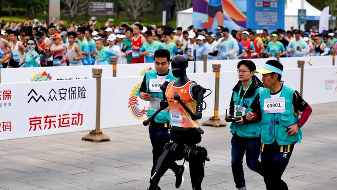 Premieră în China: Roboți umanoizi au concurat alături de oameni la un maraton