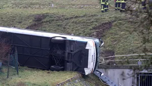 Accident grav în Germania. Doi copii au murit şi alte câteva zeci de persoane au fost rănite în două incidente în care au fost implicate autobuze şcolare