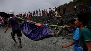 Accident GRAV petrecut într-o mină. Cel puţin 113 oameni au murit