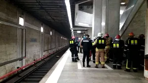 GALERIE FOTO Avarie la metrou, între staţiile Piaţa Universităţii şi Piaţa Unirii. Călătorii au fost evacuaţi/ Circulaţia metroului,reluată la Universitate