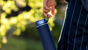 Sticlele reutilizabile și recipientele de tip „Stanley cup” pot cauza probleme gastrointestinale: ce trebuie să știi despre curățarea acestora