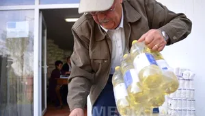 REPORTAJ: Bătrâni şi oameni cu handicap, la coadă zi şi noapte, pentru alimentele de la UE