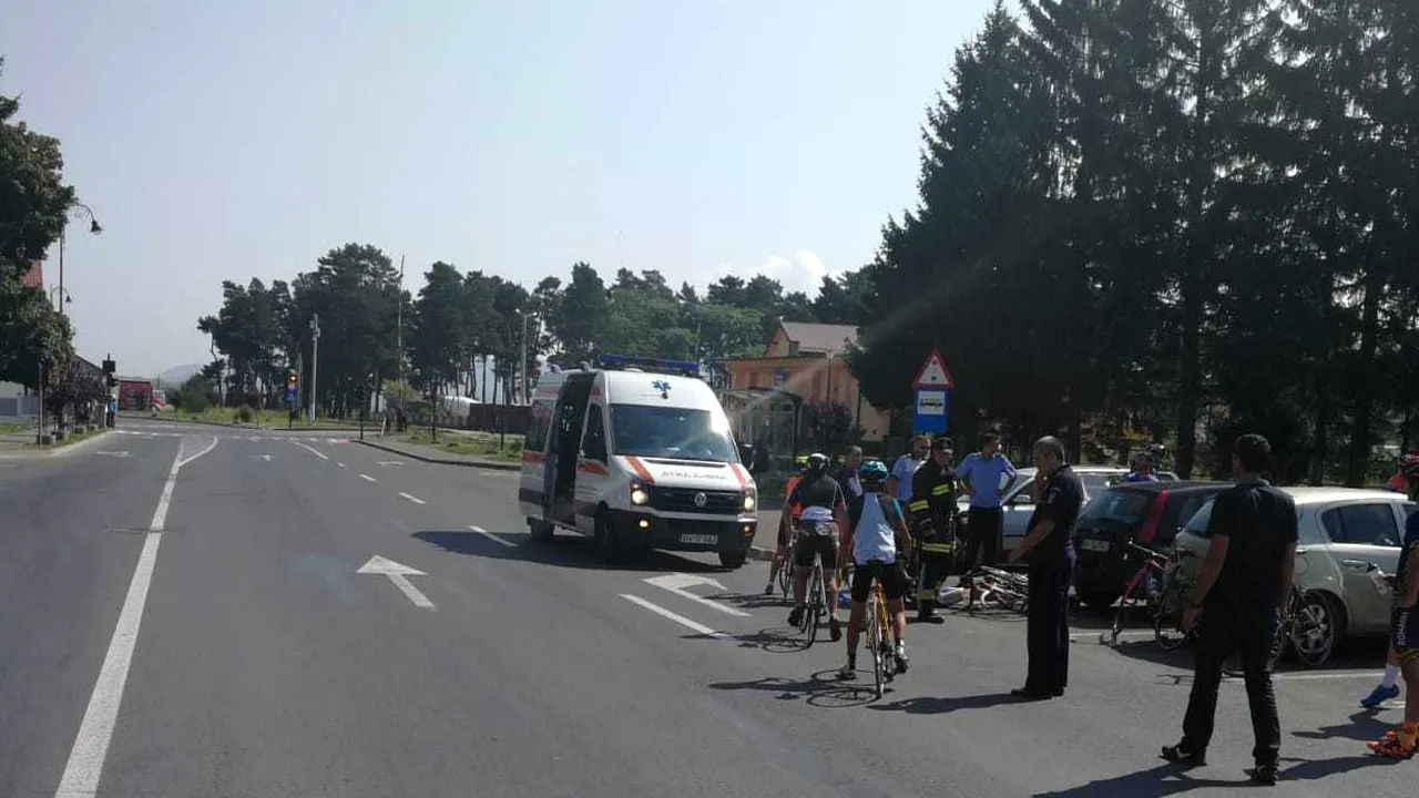 Patru adolescenţi, membri ai unui club de ciclism din Zărneşti, au fost loviţi de o maşină. Unul dintre ei, în stare gravă