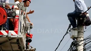 Bărbatul care a protestat pe un stâlp în zona Palatului Cotroceni a fost convins să coboare după 6 ore