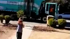 Moment emoţionant: Cum reacţionează un copil autist atunci când primeşte un cadou de la un angajat al Salubrităţii - VIDEO