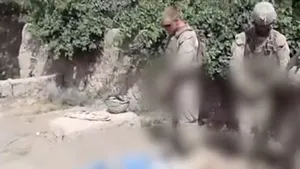Militarii surprinşi într-o înregistrare video urinând pe cadavrele unor afgani au fost identificaţi - VIDEO