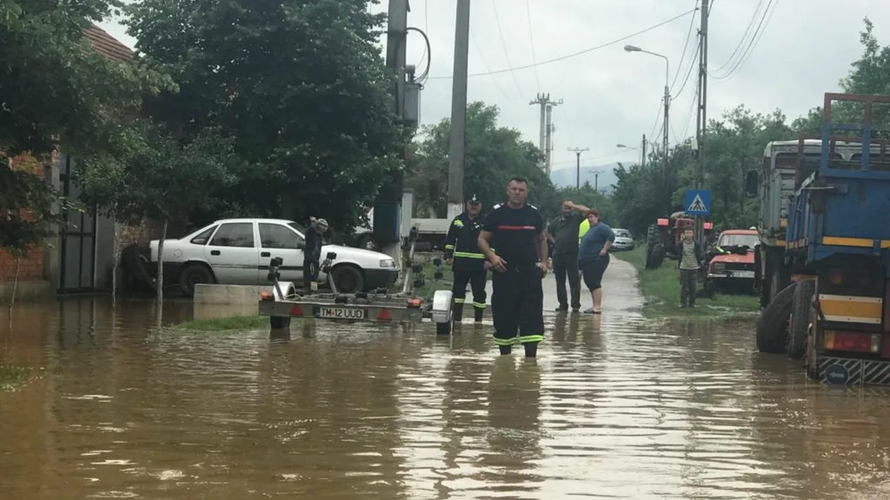 FOTO & VIDEO | România sub ape. COD ROŞU de inundaţii, în urma ploilor abundente. Cele mai afectate zone din ţară
