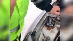 VIDEO | Păţania unor poliţişti din Rusia: Cu ce au înlocuit lichidul antigel