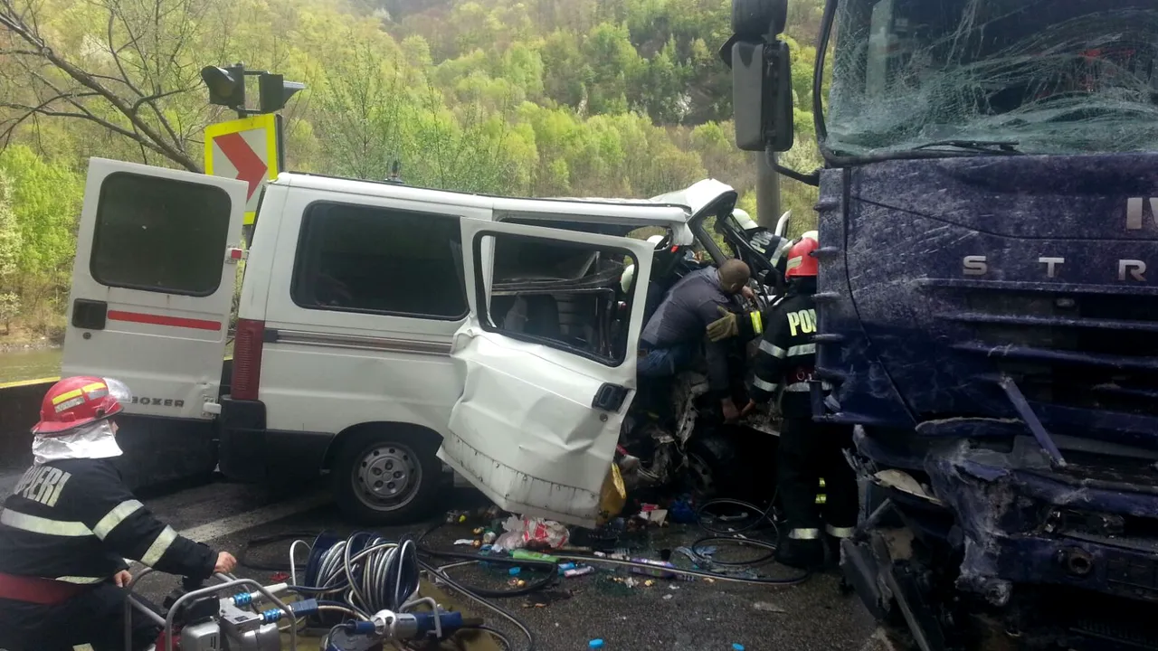 Trafic rutier blocat pe DN7, pasagerul unei dubiţe care a lovit un TIR a murit - FOTO
