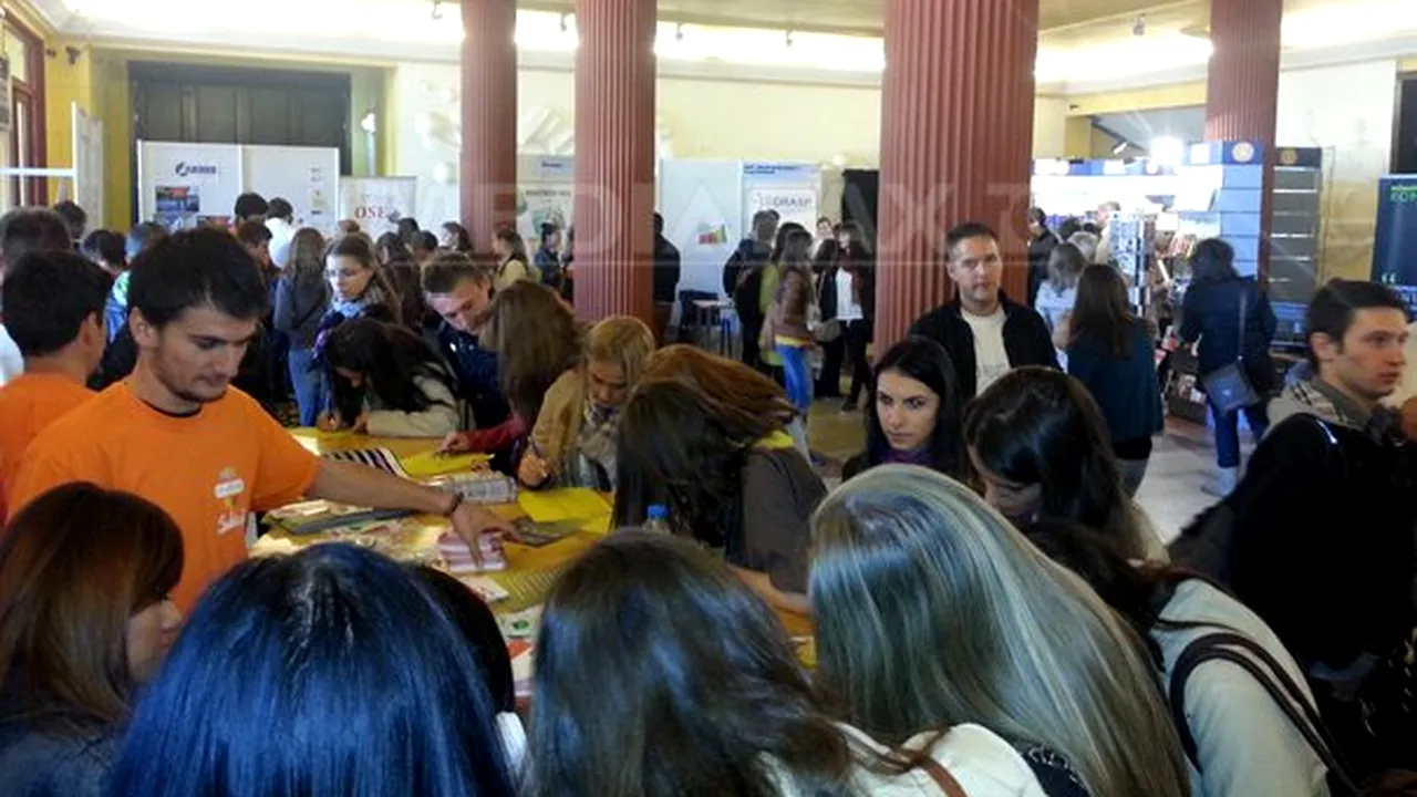 REPORTAJ - Cluj: Sute de elevi şi studenţi caută oferte de studii la universităţi din străinătate