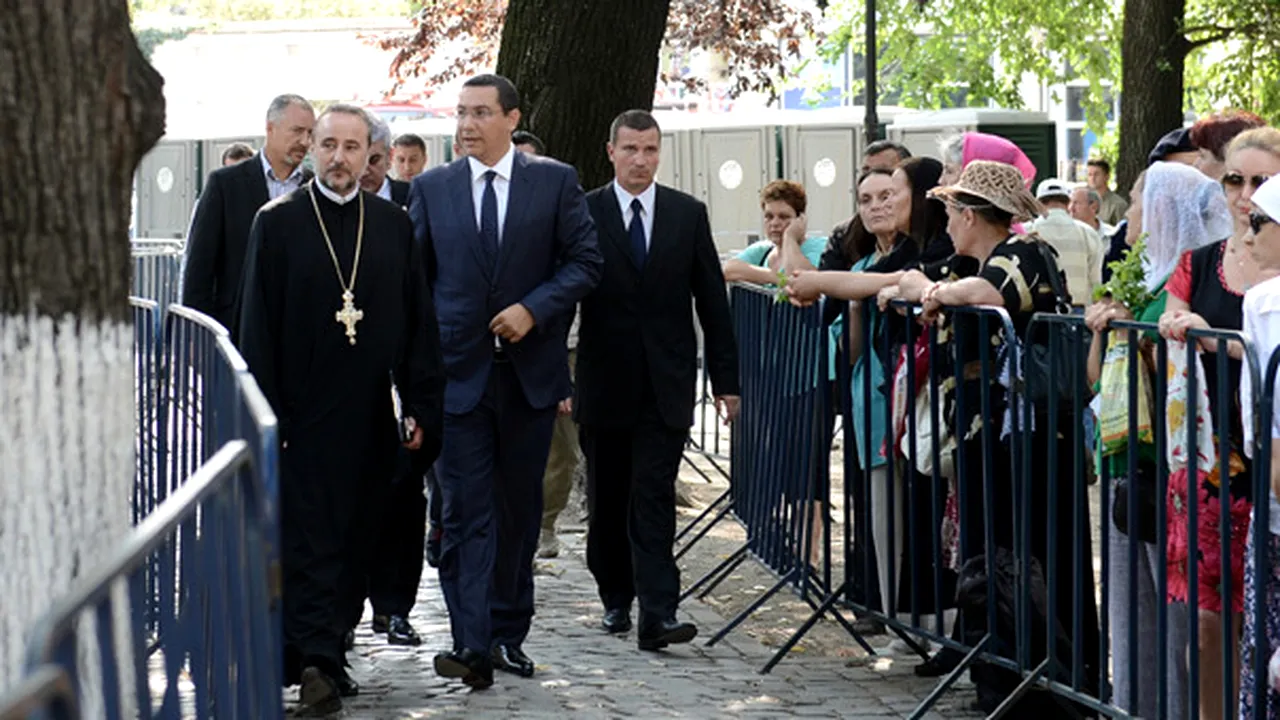 Ponta a asistat la slujba de la Biserica Sf Gheorghe Nou din Bucureşti alături de mai mulţi miniştri - FOTO