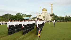 Cine este omul care trăieşte într-un palat cu 1788 de camere şi are 7.000 de maşini