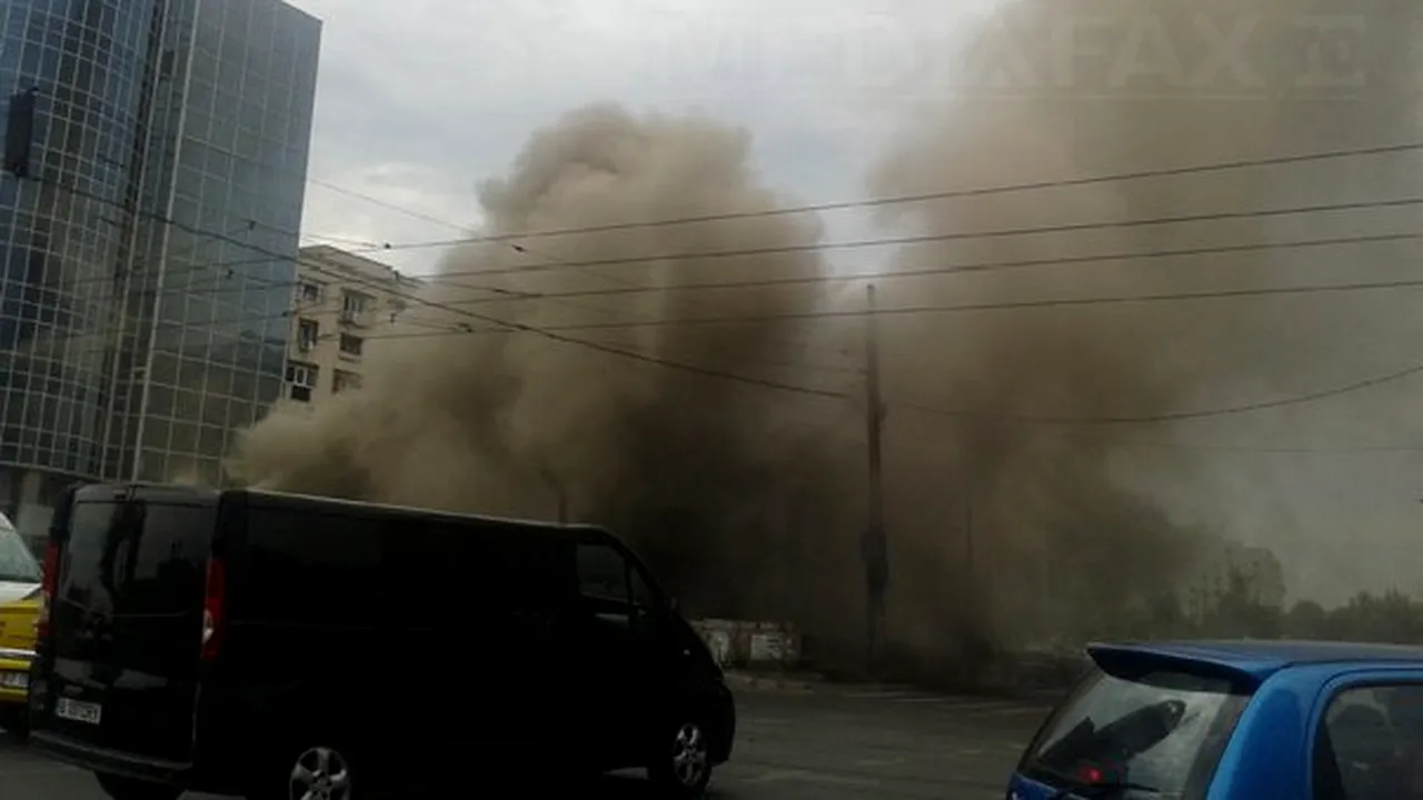 Incendiu în centrul Capitalei, la piciorul podului din intersecţia bd. Mărăşeşti-Splaiul Unirii - FOTO
