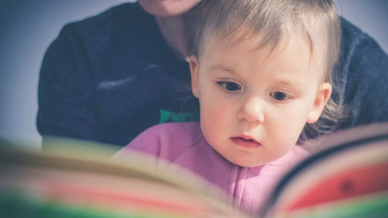 Un nou studiu arată ce se întâmplă cu copiii cărora li se citesc regulat poveşti