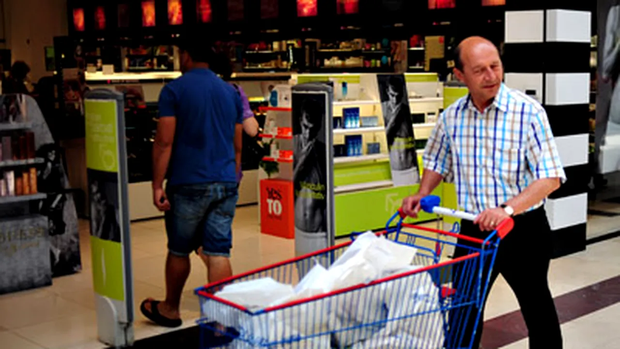 Traian Băsescu, la cumpărături într-un hypermarket bucureşten