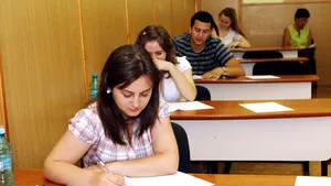 Probele scrise ale Bacalaureatului continuă marţi cu testul la Limba şi literatura maternă