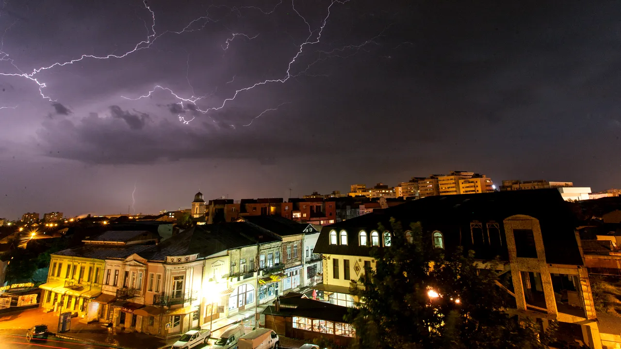Vreme instabilă. INMH anunţă ploi torenţiale cu vijelii şi descărcări electrice, în Bucureşti