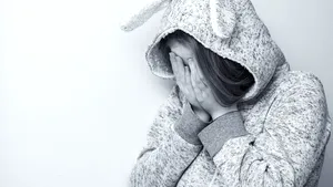 Zece sfaturi psihologice pentru „overthinkeri”: cum să nu mai rămâi blocat în gânduri supraanalizând