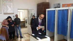 Alexandru Cumpănaşu a votat alături de părinţii Alexandrei Măceşanu. Ce mesaj a transmis la ieşirea din secţia de votare - FOTO, VIDEO