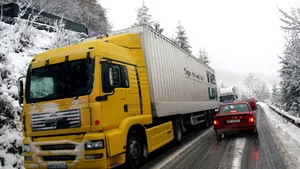 Circulaţie rutieră îngreunată de zăpadă pe DN 1, DN 1 A şi DN 71, în Prahova