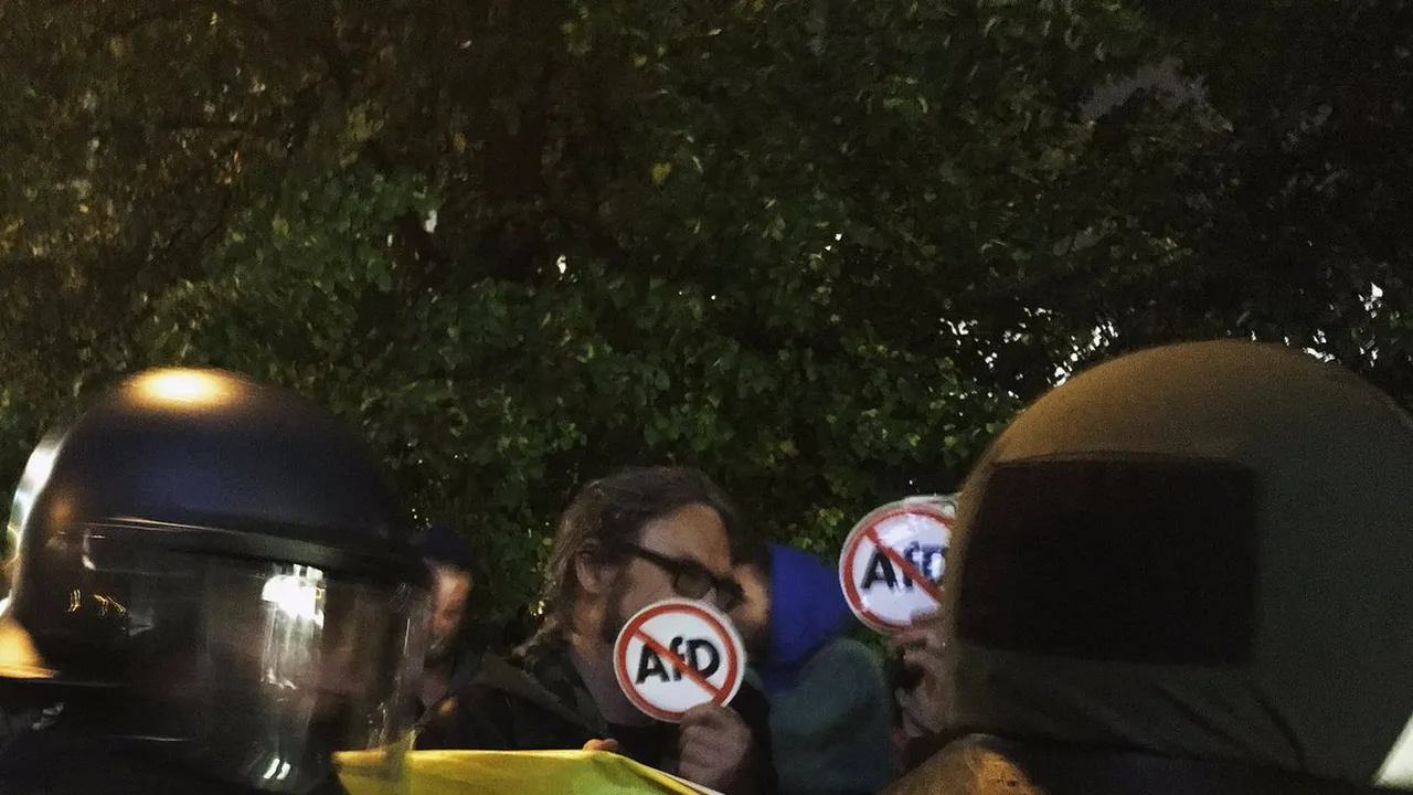 Cel puţin şase persoane au fost rănite după ciocniri între grupuri de protestatari în oraşul Chemnitz din Germania