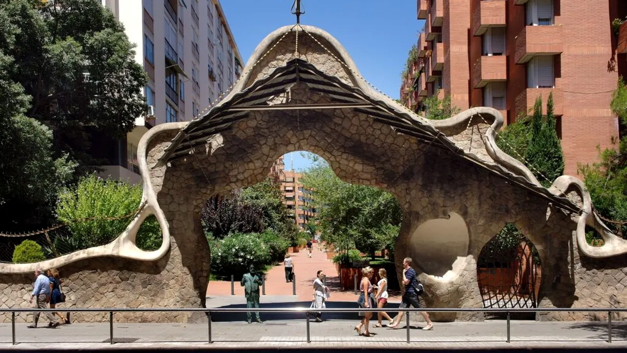 GALERIE FOTO | Ruta Gaudi despre care nu vorbesc ghidurile de turism: locuri secrete din Barcelona și împrejurimi unde găsești cladiri și parcuri realizate de artistul catalan