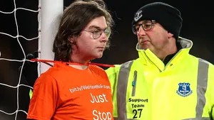 VIDEO Moment incredibil în Premier League. Un fan al lui Everton s-a legat de bară în semn de protest