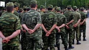 Senatul aprobă instituirea obligativităţii pentru cadrele militare de a participa la misiuni externe