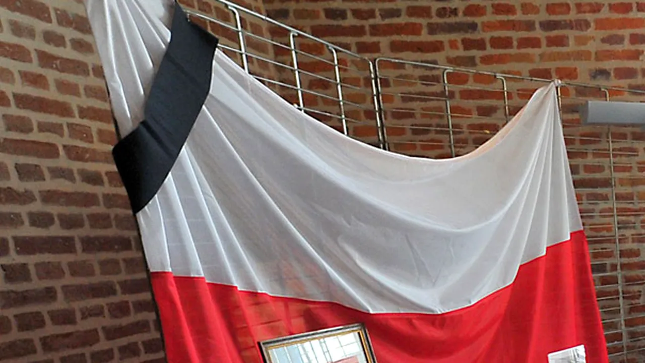 Un magazin de drapele a fost luat cu asalt de polonezii aflaţi în doliu